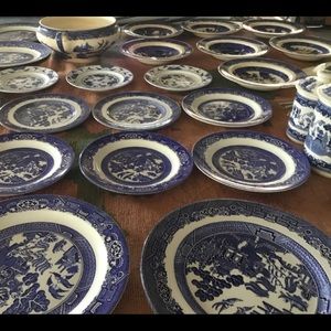 Willow made in England beautiful collectible dinne